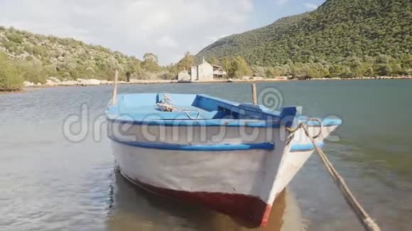 一艘木船系在码头上视频的预览图
