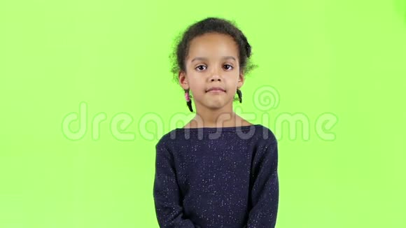 非裔美国人的孩子很生气她很难过绿色屏幕慢动作视频的预览图