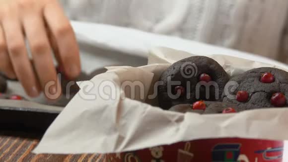 手从平底锅里拿巧克力饼干和蔓越莓视频的预览图