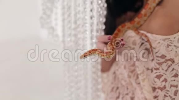 一个脖子上有条蛇的女孩的肖像视频的预览图