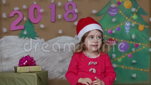 圣诞礼物2018年新年快乐妈妈送给一个小女儿一份礼物视频的预览图
