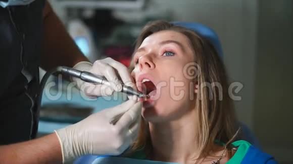 牙齿美白由牙医在诊所医生清洁口腔视频的预览图