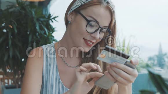 女性用手机刷卡购物有困难视频的预览图
