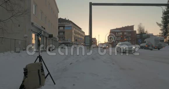 芬兰罗瓦涅米冬季男子射击360视频视频的预览图