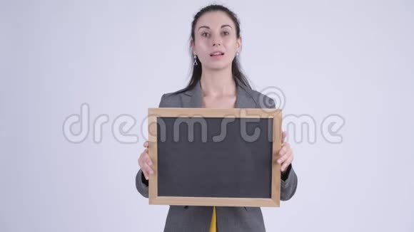 快乐年轻美丽的女商人拿着黑板思考视频的预览图
