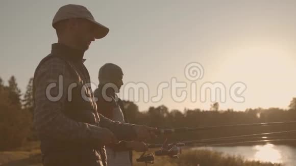 渔民朋友用旋转棒在河上钓鱼一个周末的渔夫爱好休闲和活跃视频的预览图