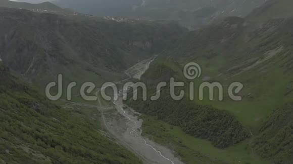格鲁吉亚山区河流Kazbegi和GergetiTrinity教堂北高加索地区无人驾驶飞机飞行视频的预览图