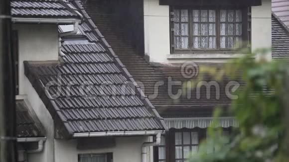雨落在舒适的小屋上欧洲老村庄的倾盆大雨天气视频的预览图