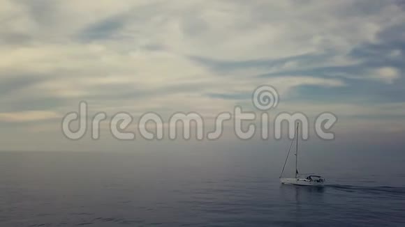 落日余晖中4k帆船飞越碧海的惊人轨道视频的预览图