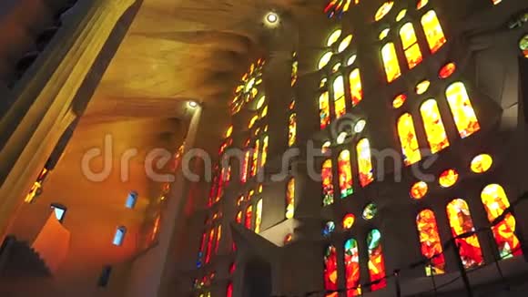 巴塞罗那漂亮的彩色玻璃窗户视频的预览图