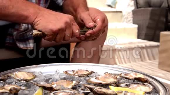 清洗牡蛎视频的预览图