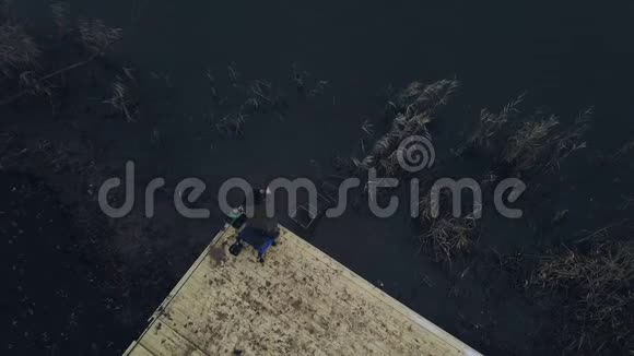 无人机观看渔夫在咬背景河时旋转渔网视频的预览图