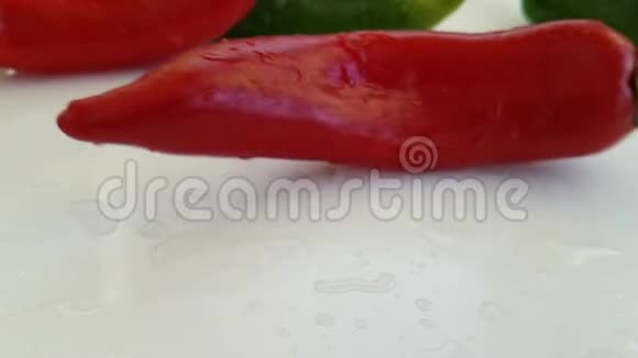 红胡椒在白色背景纺纱中湿视频的预览图