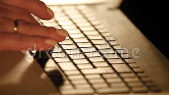 女人在键盘上打字的极端亲密视频的预览图