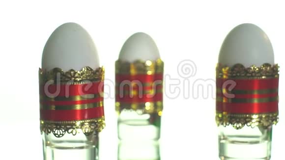 三个鸡蛋放在展示桌上视频的预览图