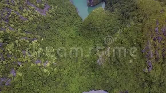 在绿丘岛与船在峡湾上空飞行视频的预览图