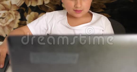 儿童在白色桌子上的笔记本电脑附近使用电脑鼠标视频的预览图