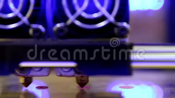 3D型双挤出机打印机开始打印4次的粉红色细节视频的预览图
