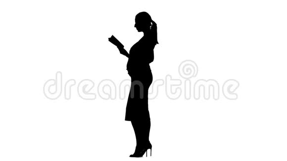怀孕的女孩正在看书轮廓白色背景慢动作视频的预览图