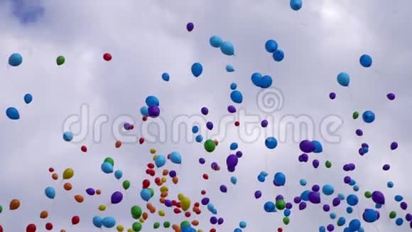 天空中有很多气球视频的预览图