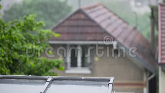 村庄里的雨天雨滴落在屋顶上夏天视频的预览图