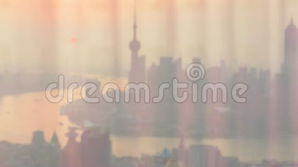一位商人从上海的一扇窗外眺望视频的预览图