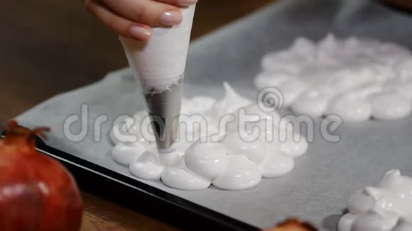 烹饪帕夫洛娃甜点麦林盖糕点管在烤盘上展开麦林盖视频的预览图