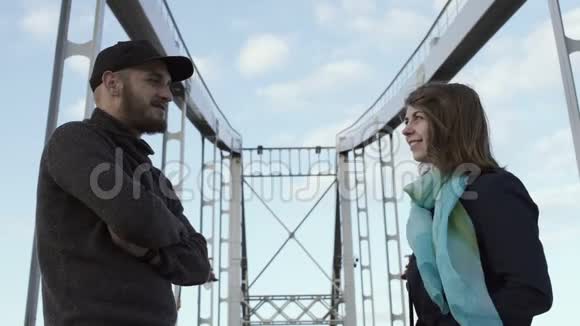 可爱的年轻人在桥上聊天视频的预览图