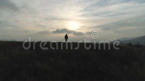 日落时分一个徒步旅行者步行到湖边视频的预览图