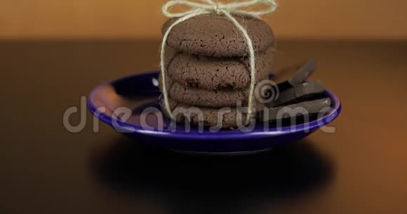 一块蓝色盘子上的巧克力饼干看上去很美味温馨背景视频的预览图