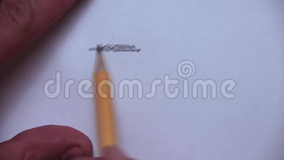 这个人用一支简单的铅笔在一张白纸上画着比特币用简单的笔画视频的预览图
