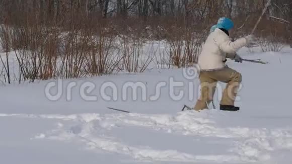 男孩少年在雪地里和狗玩得很开心视频的预览图