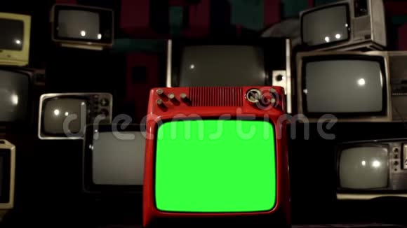 旧的红色电视绿色屏幕在许多电视中间信号不好视频的预览图