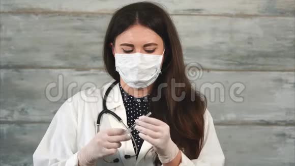 带注射器的女医生准备注射视频的预览图