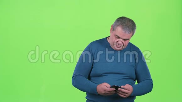 男人在打电话尖叫绿色屏幕视频的预览图