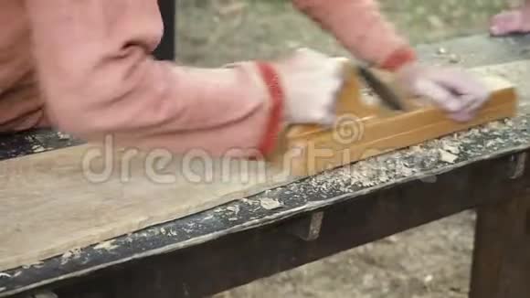 中世纪棉衣匠用木板工作手动修一个木板视频的预览图