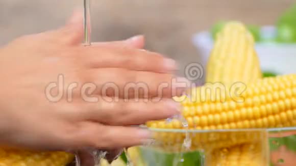 双手在水里洗玉米视频的预览图