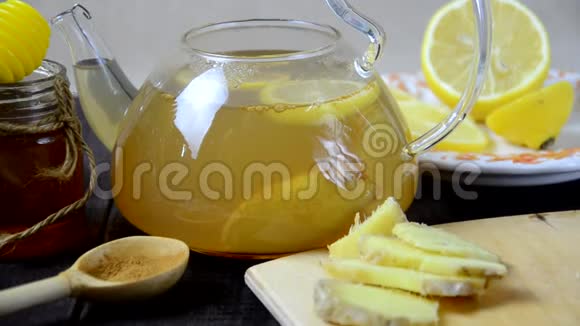 用蜂蜜柠檬和生姜热饮作木桌止咳药视频的预览图