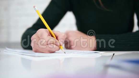 人类女人用铅笔手抹去文字视频的预览图