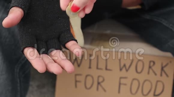 可怜的人乞求零钱手里拿着硬币要做食物标志视频的预览图
