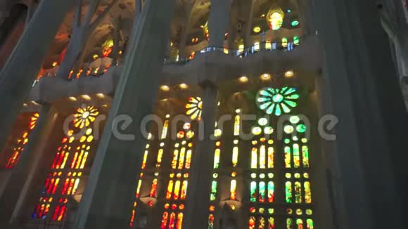 美丽的萨格拉达家庭教堂和音乐视频的预览图