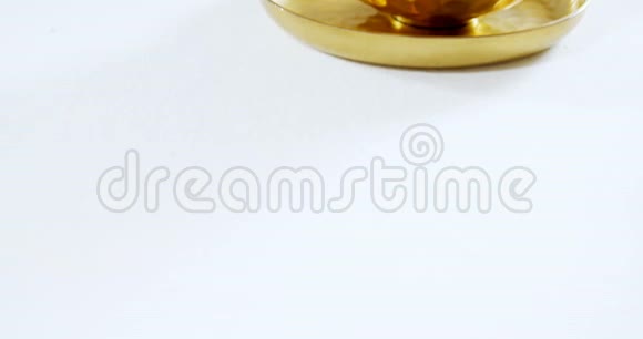 白色背景4k的金钢碗和盘子视频的预览图