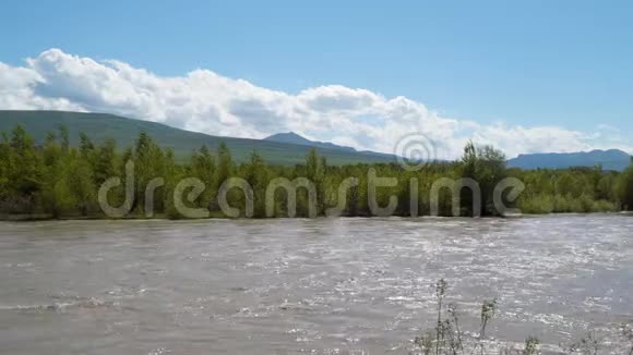在群山的背景下的库拉河视频的预览图