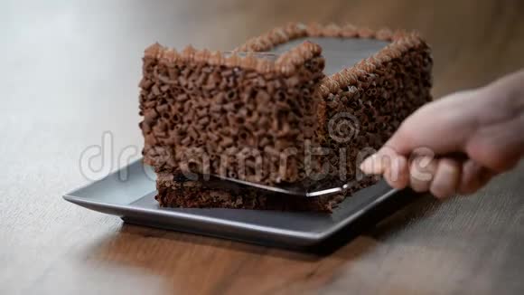女人手拿小块巧克力蛋糕早餐时间甜点背景视频的预览图