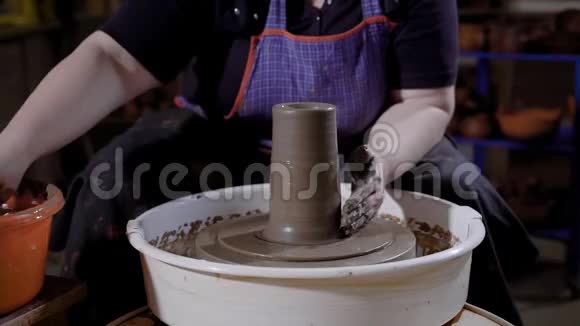 Handyman正在一个小型手工陶器工作室里生产独家的石器用手在陶器上塑造一种新的陶碗视频的预览图