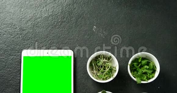 黑色背景4k的数码平板的各种草药视频的预览图