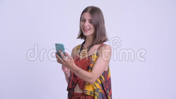 快乐的年轻时髦女人视频通话视频的预览图