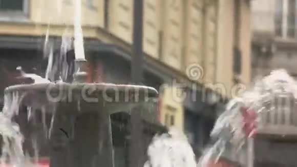 城市街道的喷泉视频的预览图