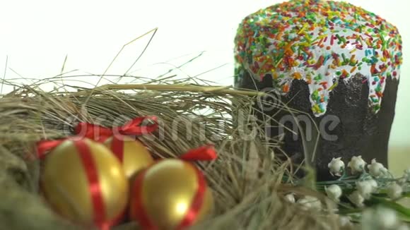 三个彩蛋在复活节馅饼的背景下的彩带上画了三个彩蛋视频的预览图