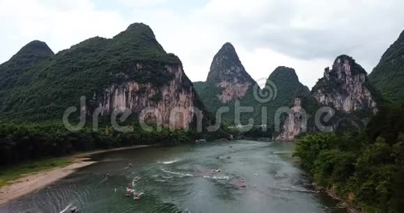 中国延朔的漓江和神奇的喀斯特岩石风光视频的预览图